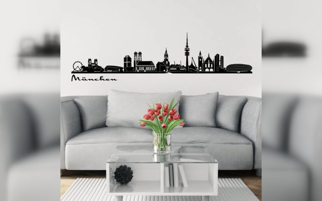 Historisches München-Skyline-Wandtattoo mit markanten Gebäuden über einem Sofa