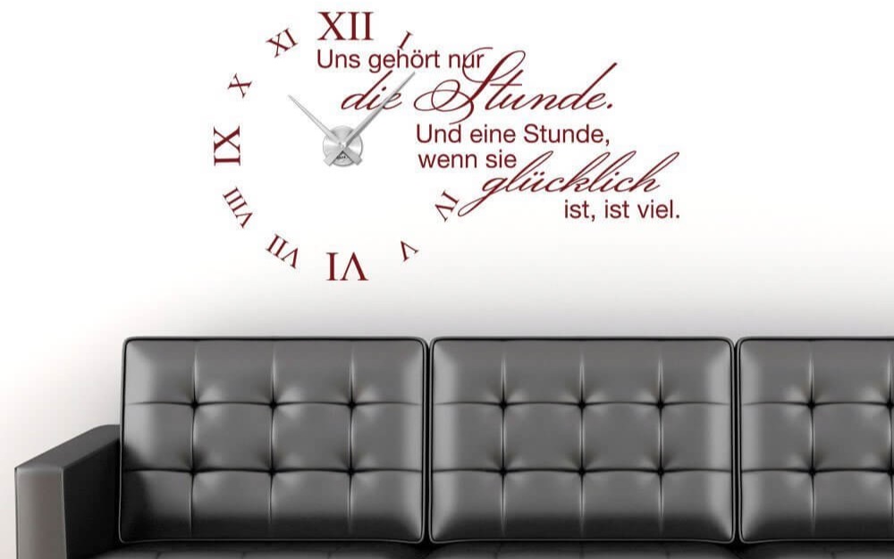 Historische Wohnansicht einer Wandtattoo-Uhr mit römischen Ziffern und dem Spruch über glückliche Stunden