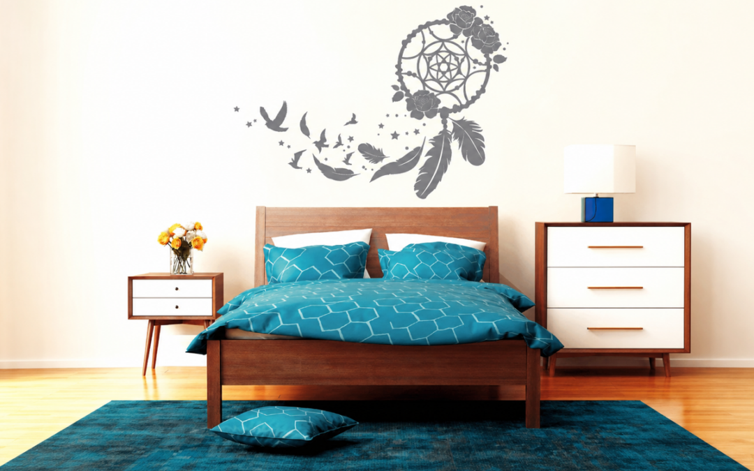 Schlafzimmer mit floralem Traumfänger-Wandtattoo, Vogelschwarm und grauen Federn