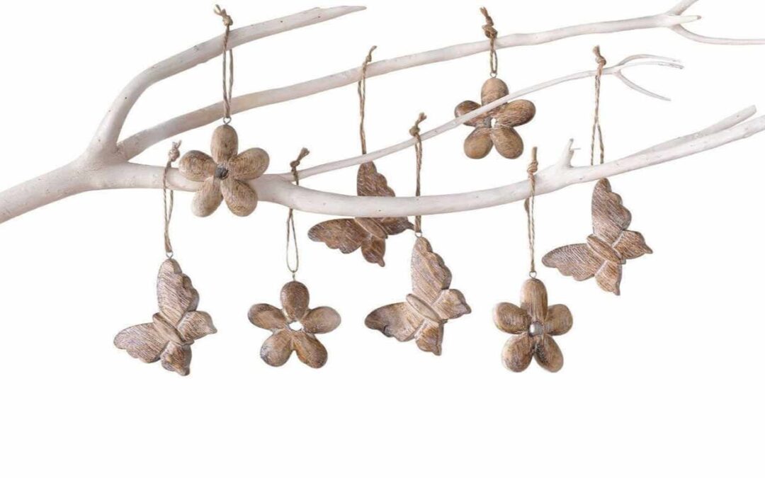 Acht Deko-Hänger aus Holz mit Blumen und Schmetterlingen an weiß gekalkten Zweigen