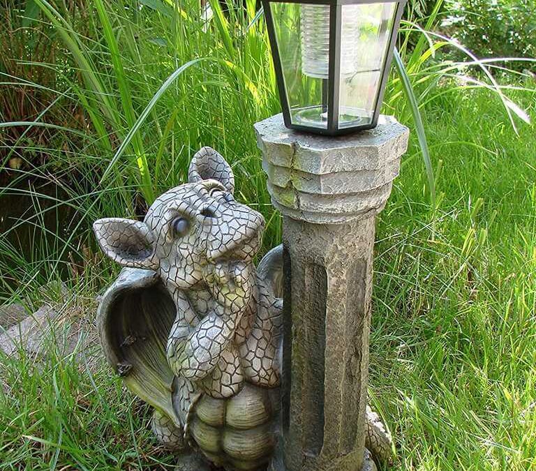 Drachen Gartenfigur mit Solarlampe