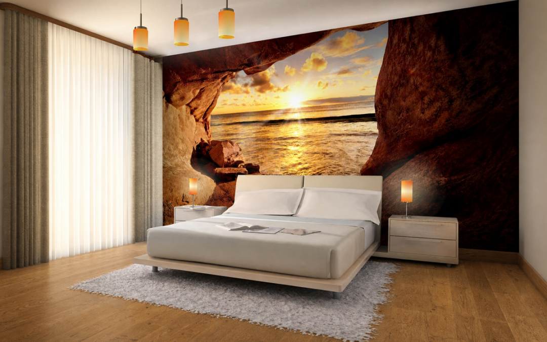 Schlafzimmer mit Strand-Fototapete, Felsrahmen, Meer und goldenem Sonnenuntergang