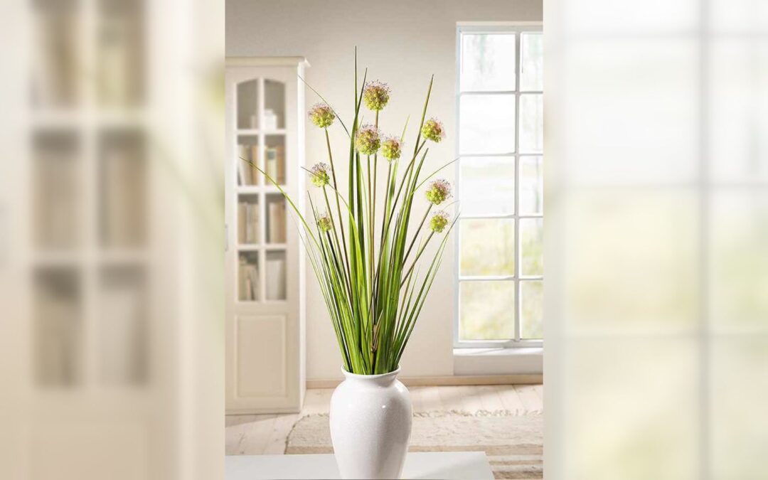 Historisches grünes Deko-Gräser-Bündel mit Fruchtständen in einer weißen Vase