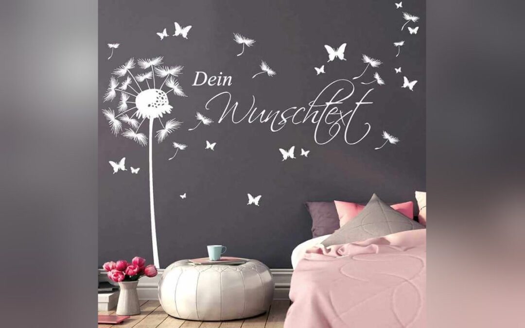 Weißes Pusteblumen-Wandtattoo mit Wunschtext, fliegenden Samen und Schmetterlingen auf dunkler Wand