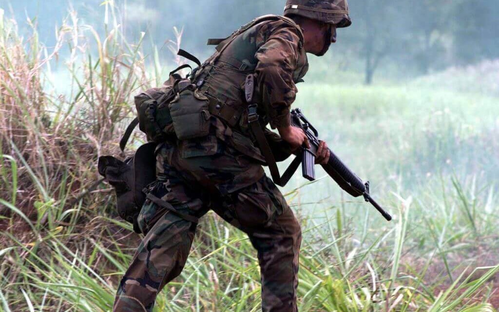 Soldat in Geländeausbildung als Symbolbild für Freiwilligen Wehrdienst und Grundausbildung