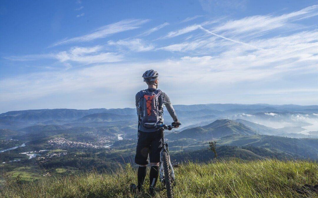 Mountainbiker mit kompaktem Fahrradrucksack am Aussichtspunkt