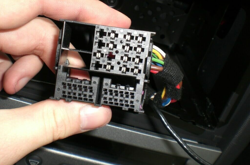 Quadlock-Fahrzeugstecker beim Radioausbau in einem Opel Corsa C