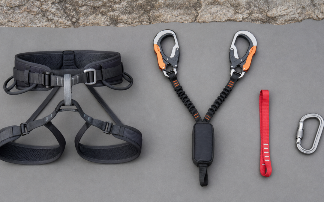 Klettergurt, Klettersteigset, rote Rastschlinge und Verschlusskarabiner zur Verbindung am Klettersteig
